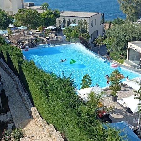 Matthews Beach House Vlorë Esterno foto