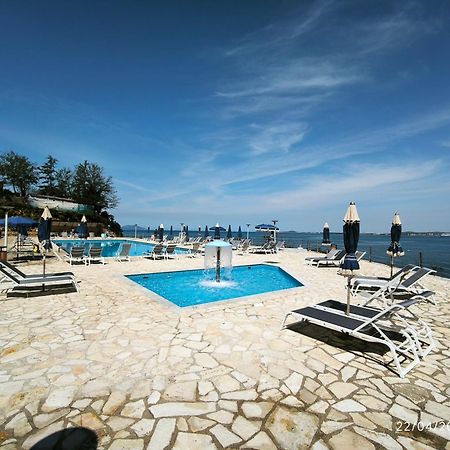 Matthews Beach House Vlorë Esterno foto