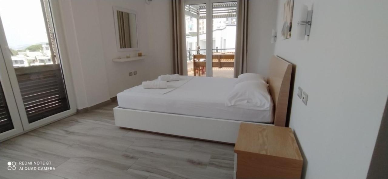 Matthews Beach House Vlorë Esterno foto