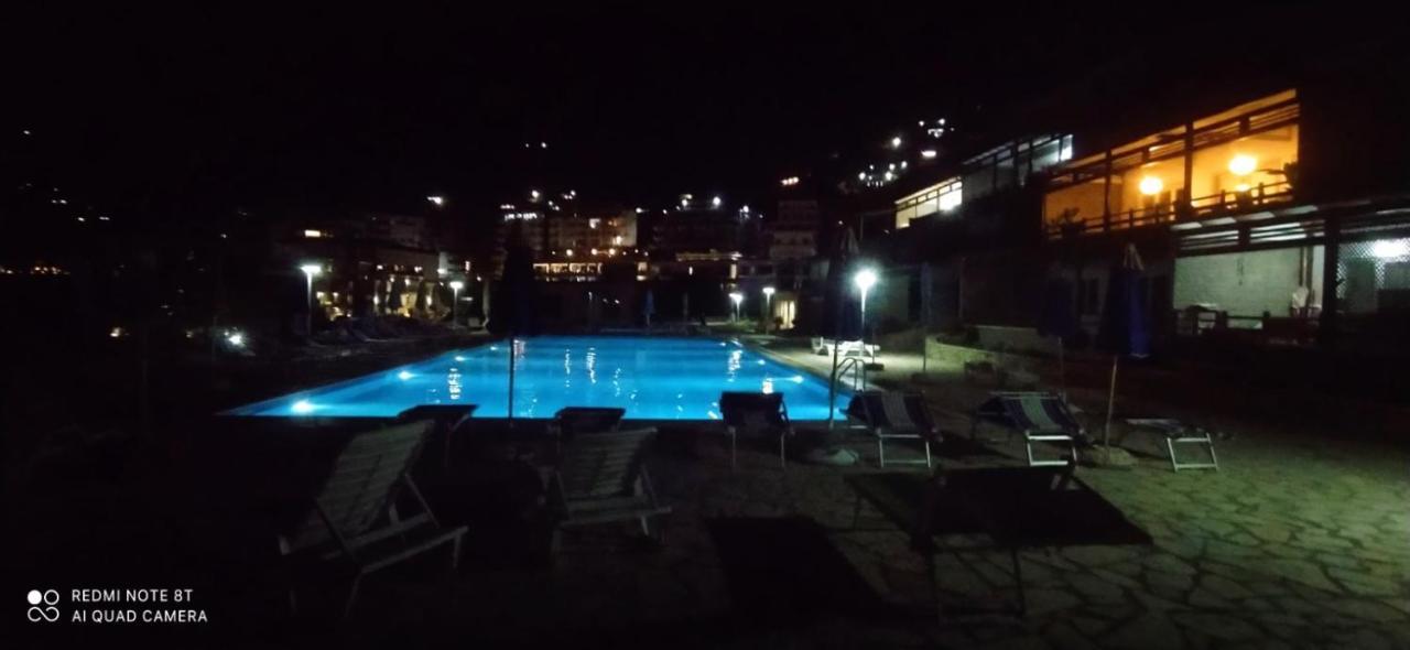 Matthews Beach House Vlorë Esterno foto