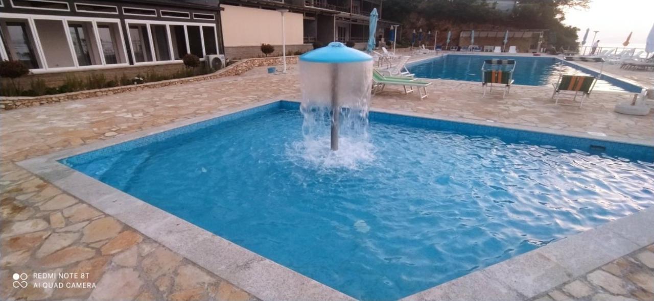 Matthews Beach House Vlorë Esterno foto