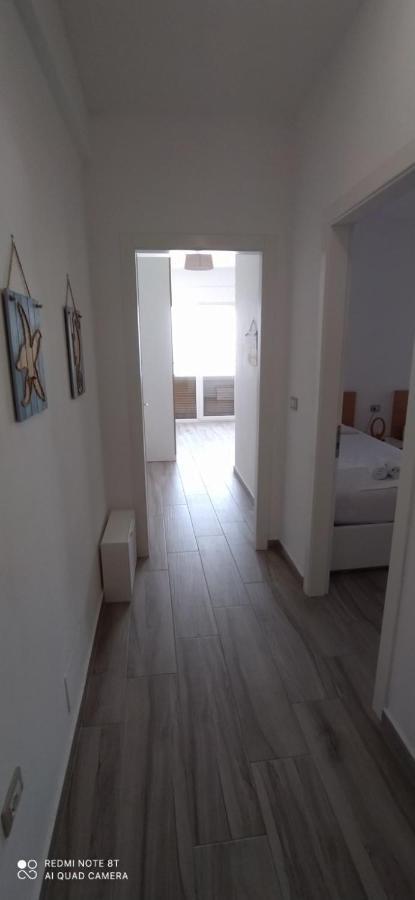 Matthews Beach House Vlorë Esterno foto