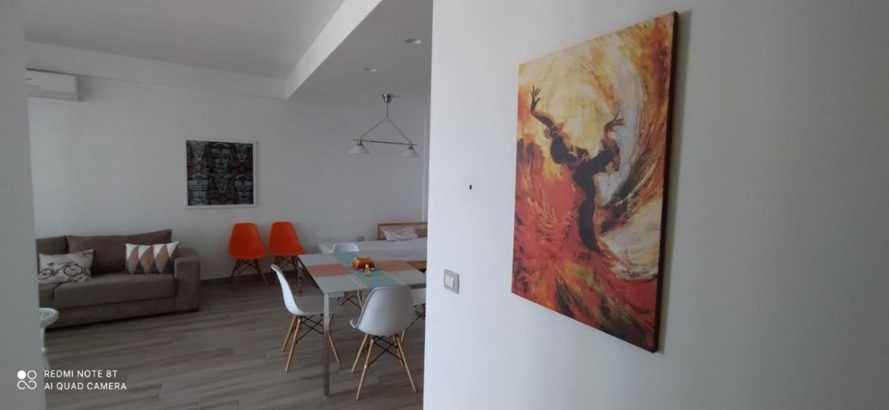 Matthews Beach House Vlorë Esterno foto