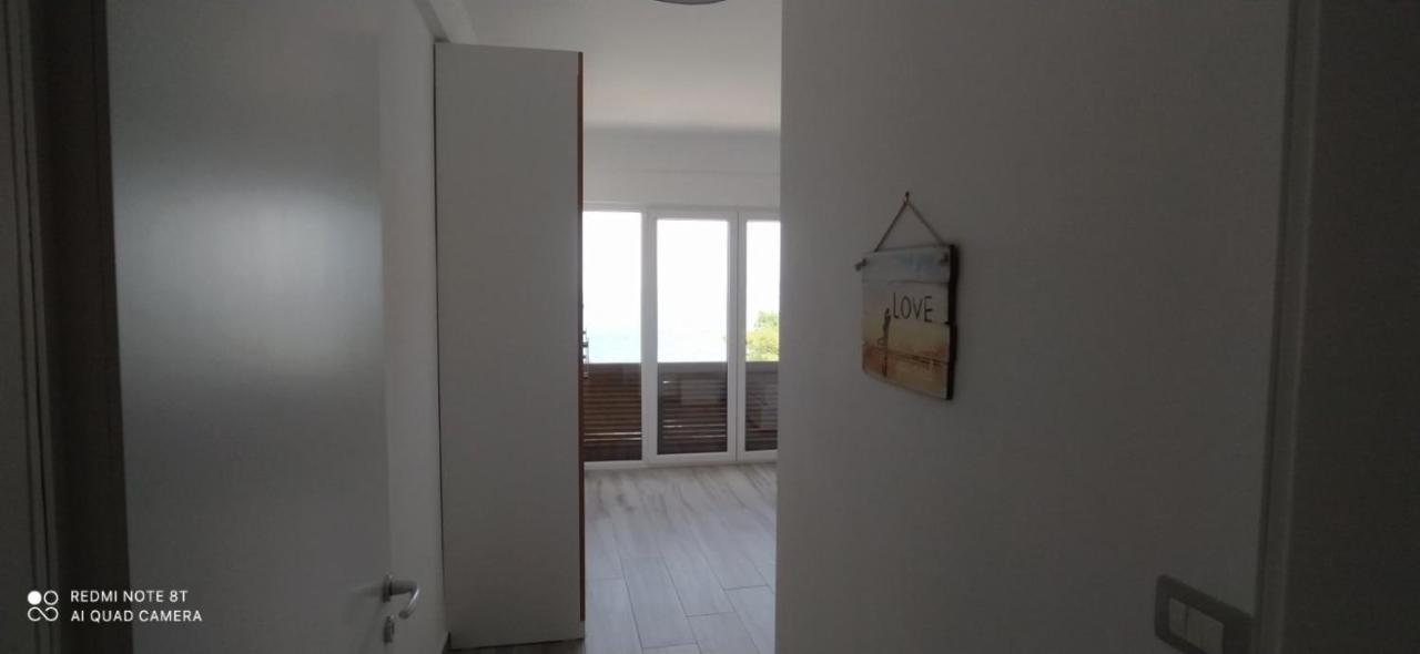 Matthews Beach House Vlorë Esterno foto