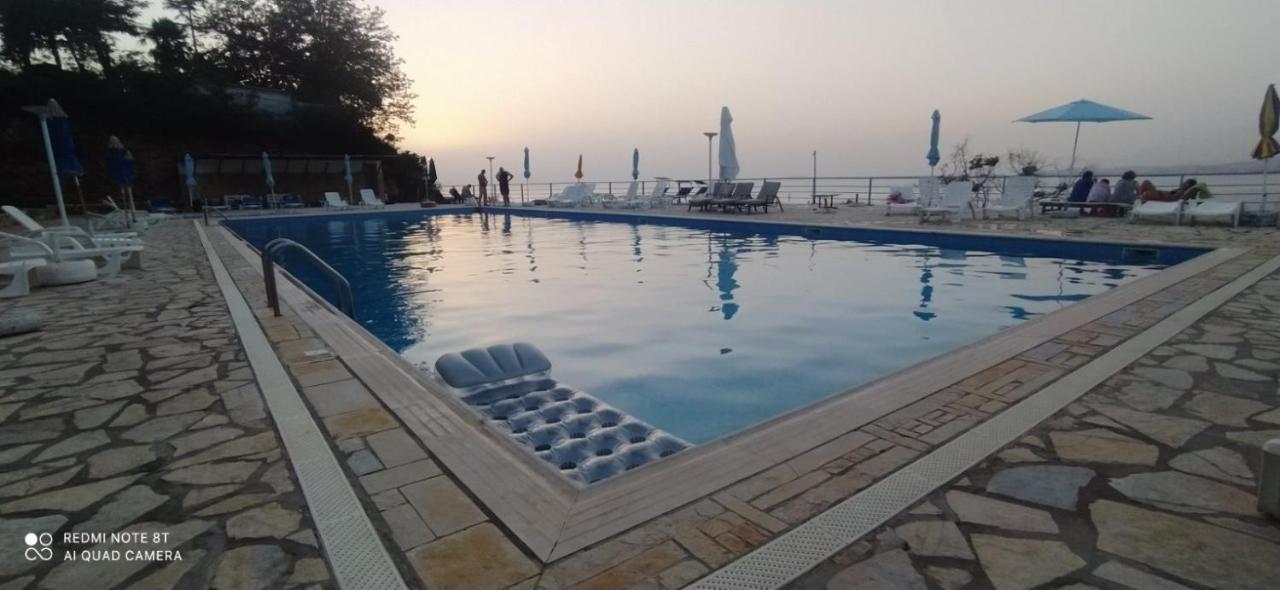 Matthews Beach House Vlorë Esterno foto