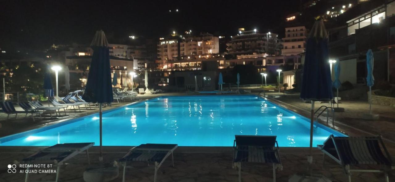 Matthews Beach House Vlorë Esterno foto