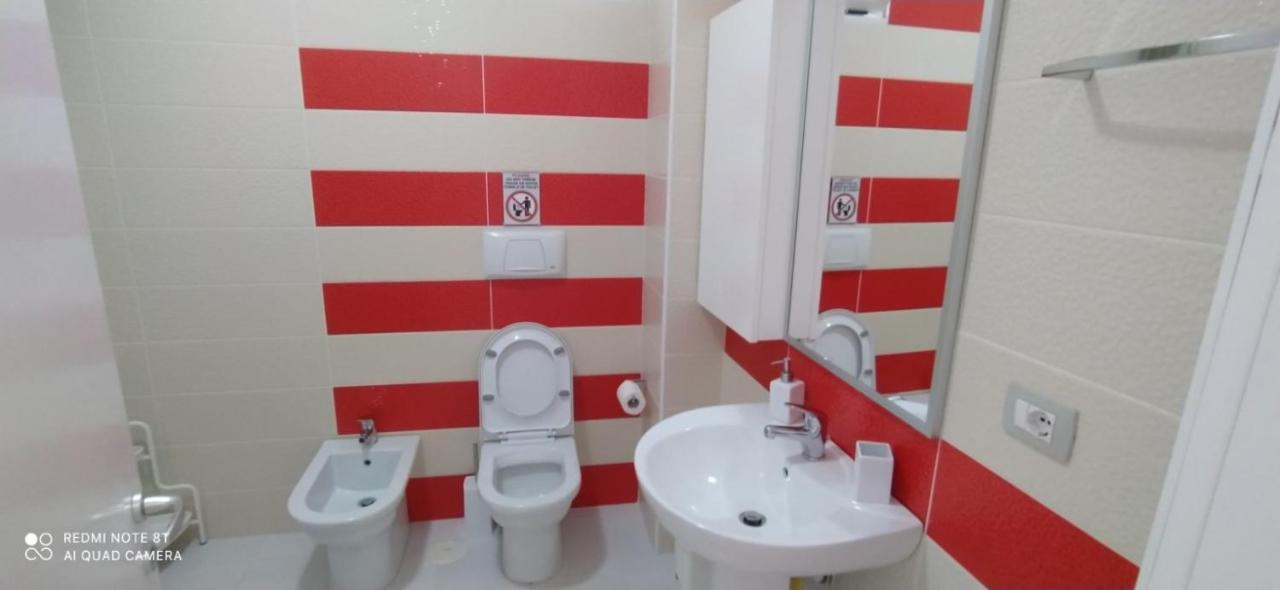 Matthews Beach House Vlorë Esterno foto