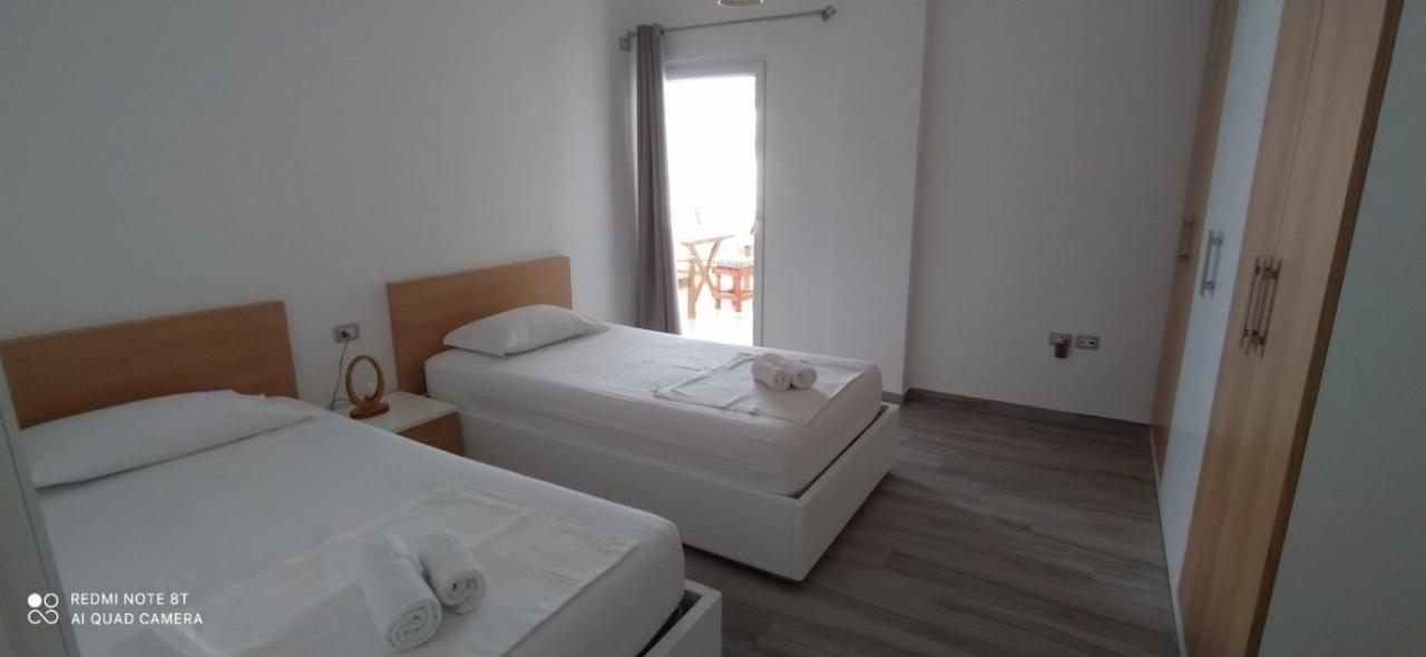 Matthews Beach House Vlorë Esterno foto