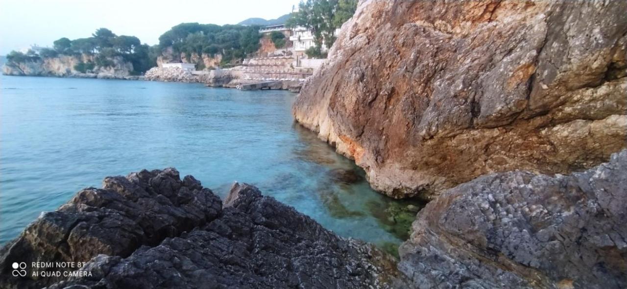 Matthews Beach House Vlorë Esterno foto