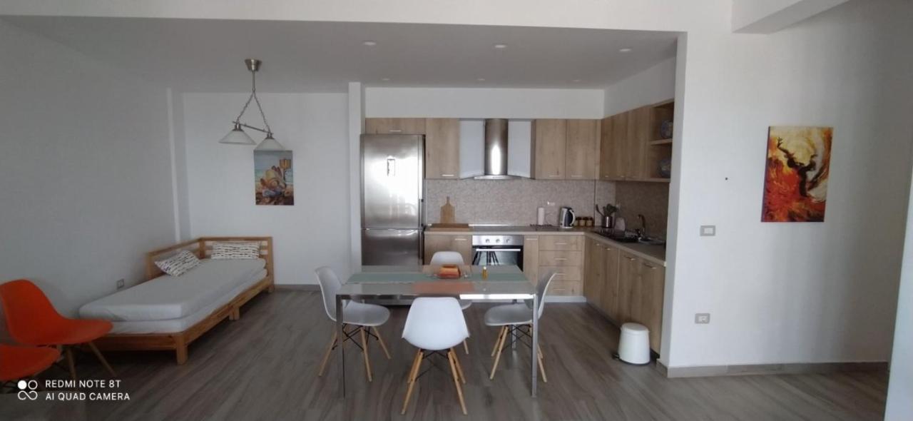 Matthews Beach House Vlorë Esterno foto