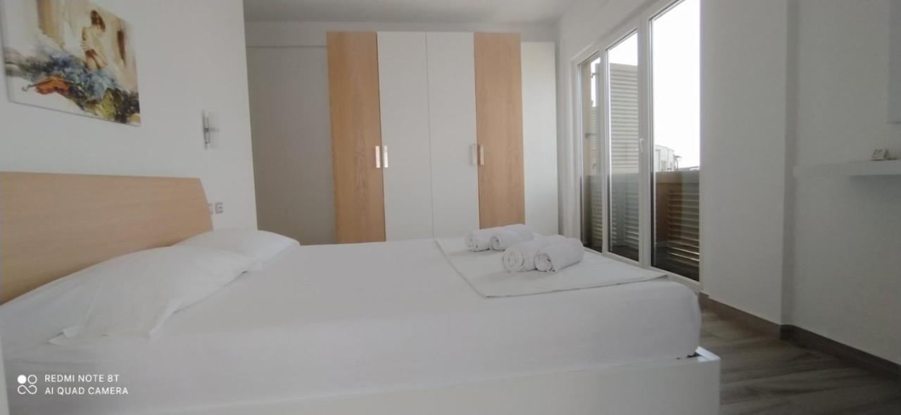 Matthews Beach House Vlorë Esterno foto