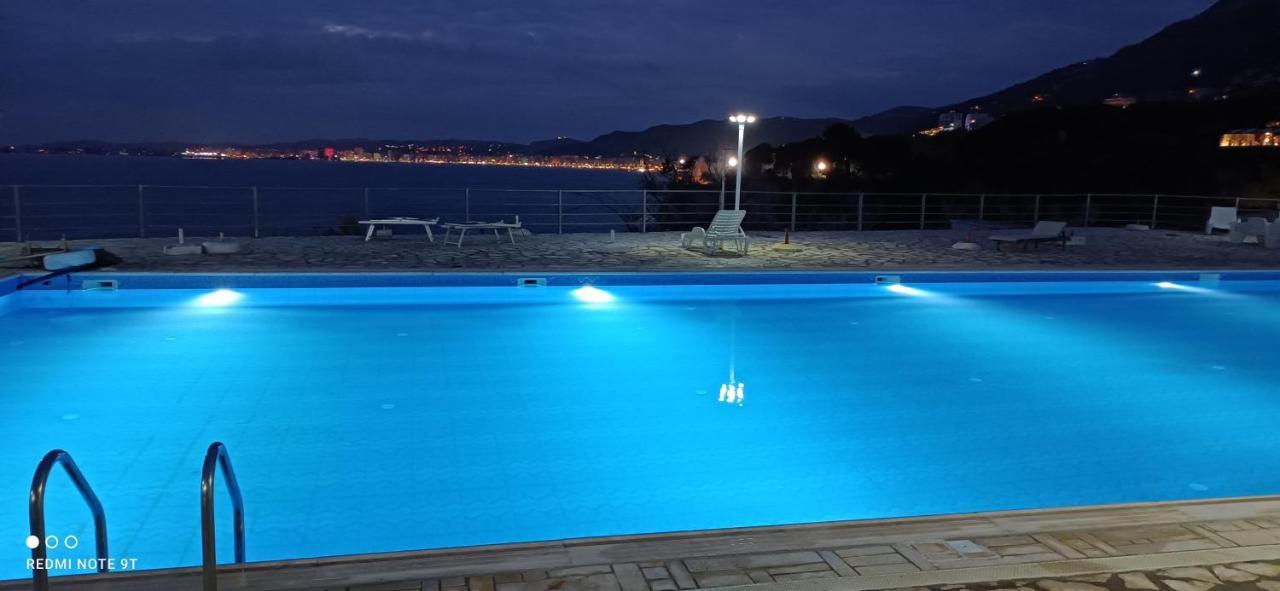Matthews Beach House Vlorë Esterno foto