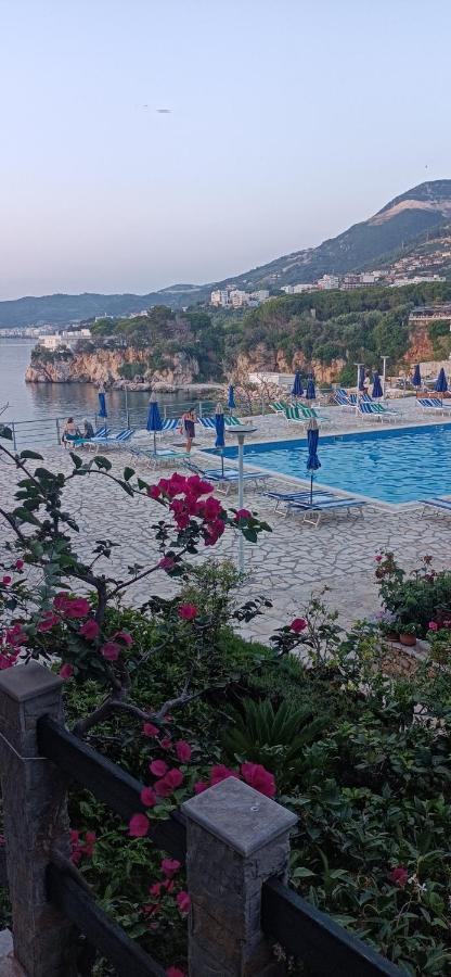Matthews Beach House Vlorë Esterno foto