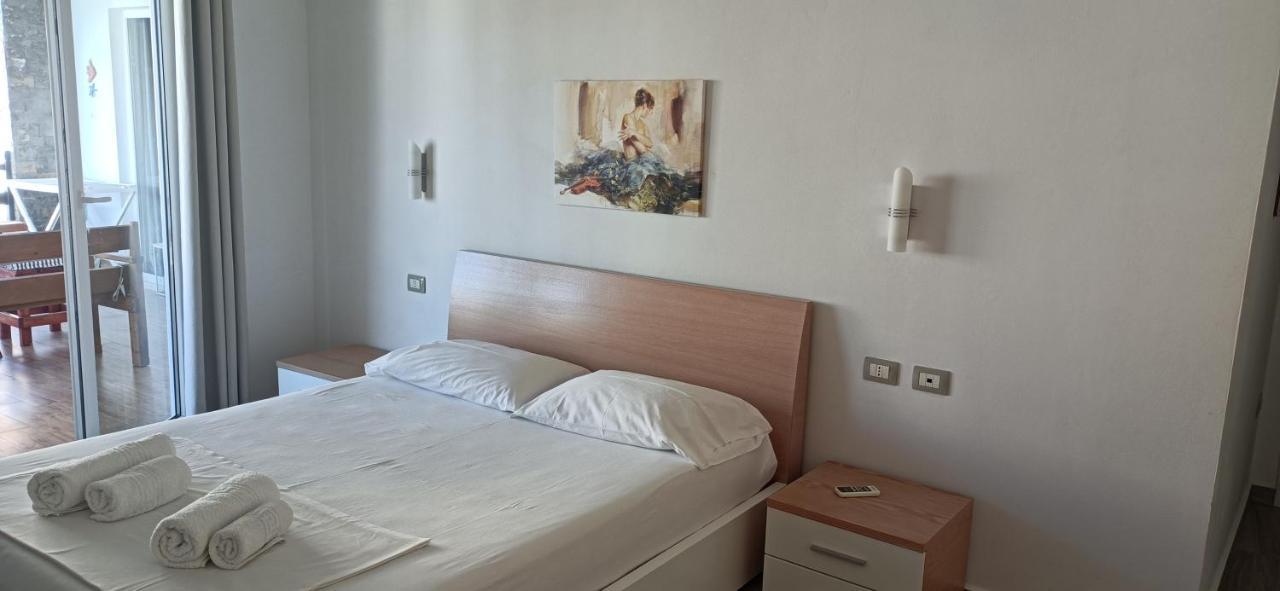 Matthews Beach House Vlorë Esterno foto