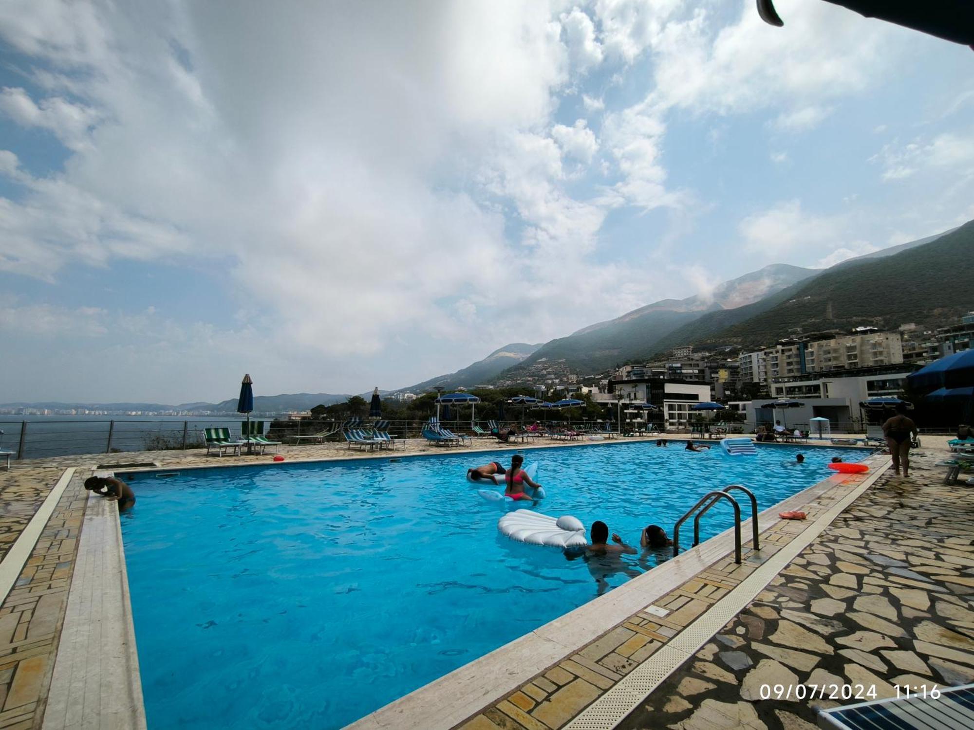Matthews Beach House Vlorë Esterno foto