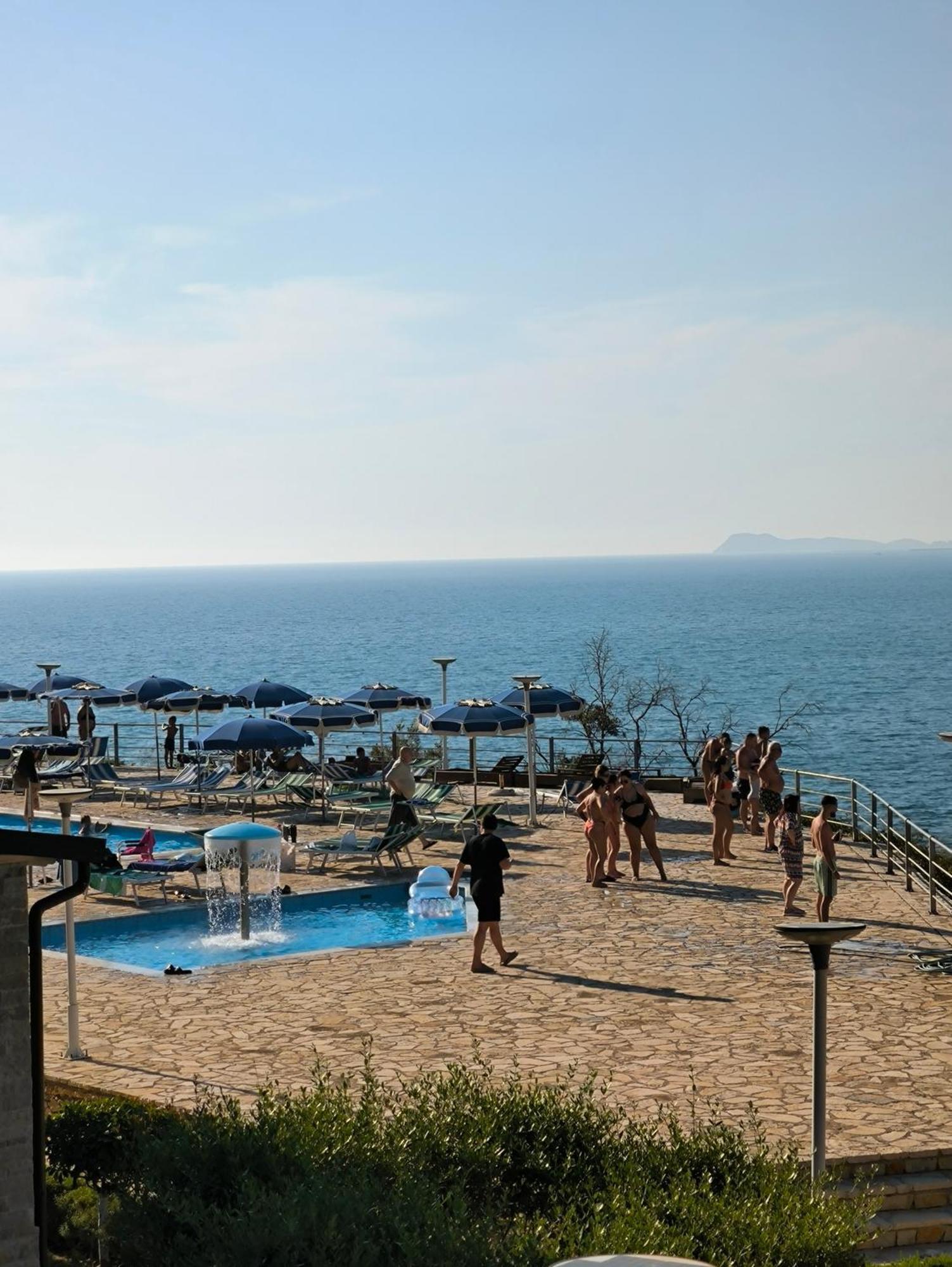 Matthews Beach House Vlorë Esterno foto