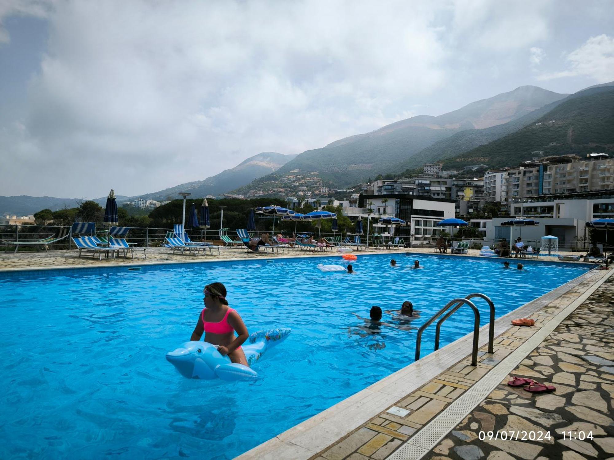 Matthews Beach House Vlorë Esterno foto