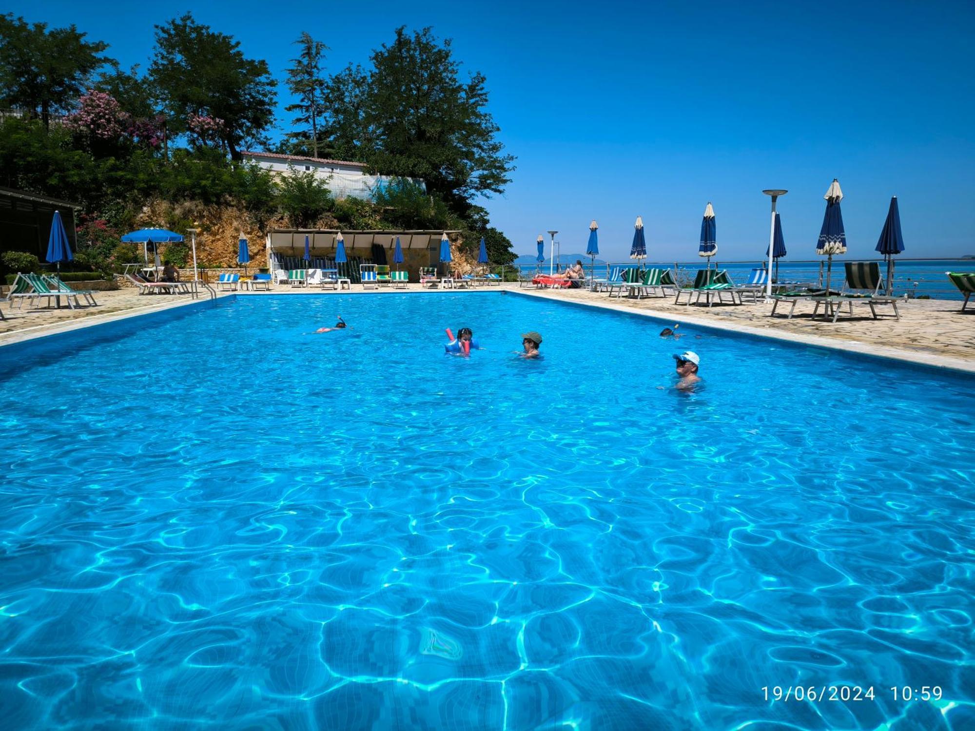 Matthews Beach House Vlorë Esterno foto