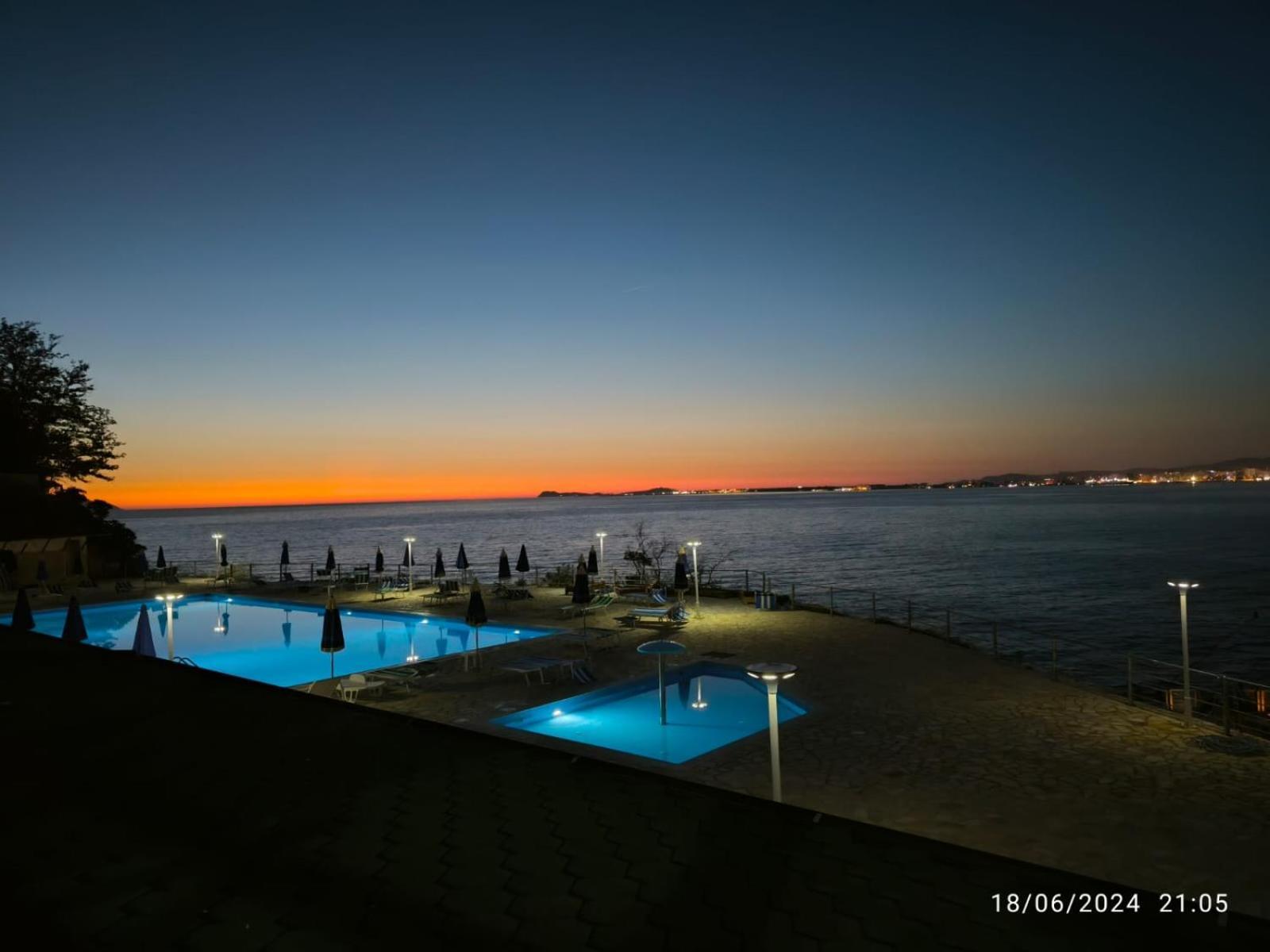 Matthews Beach House Vlorë Esterno foto