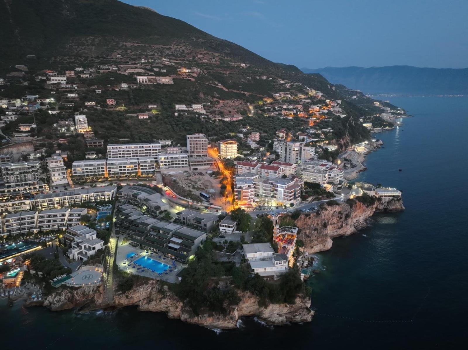 Matthews Beach House Vlorë Esterno foto