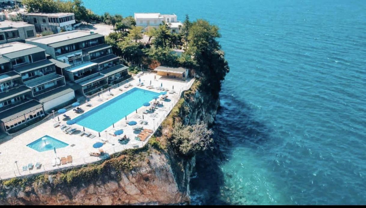 Matthews Beach House Vlorë Esterno foto