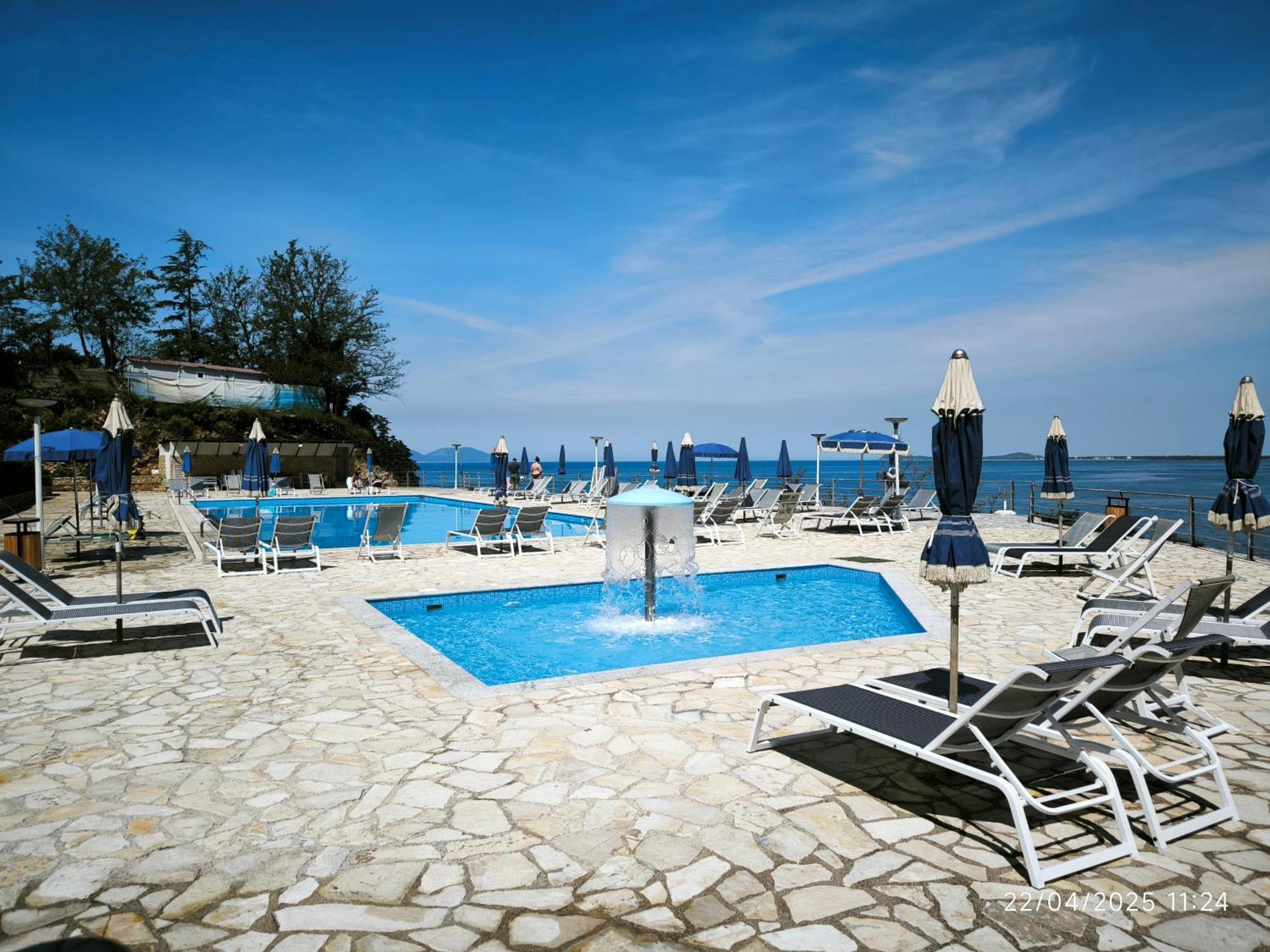 Matthews Beach House Vlorë Esterno foto