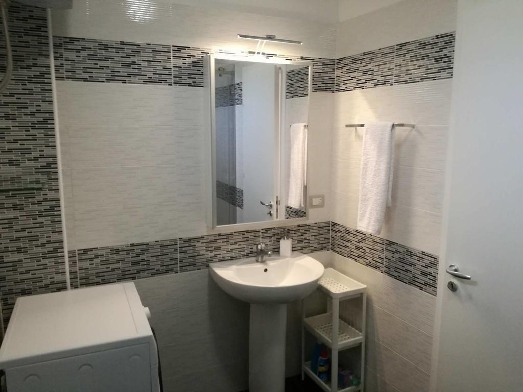 Matthews Beach House Vlorë Esterno foto